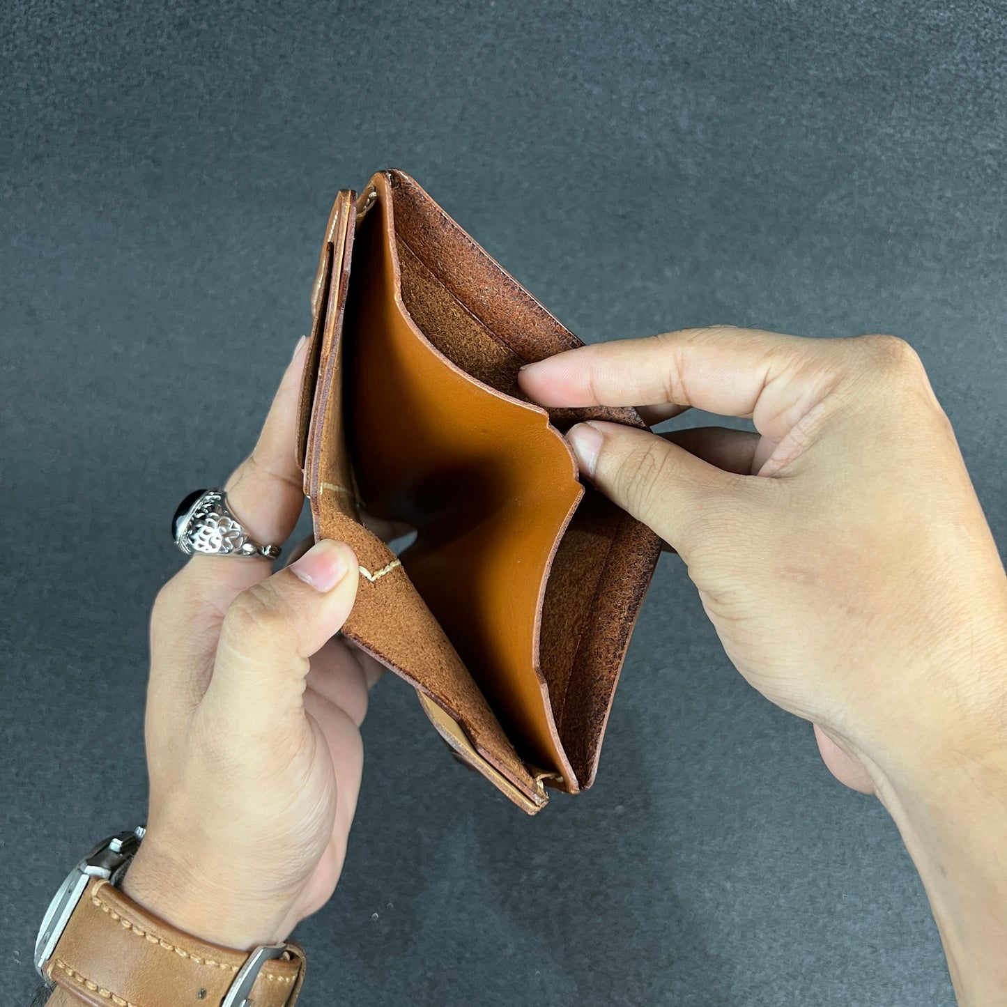 Ravelo — Vertical Bi-Fold Wallet (WC-V12)