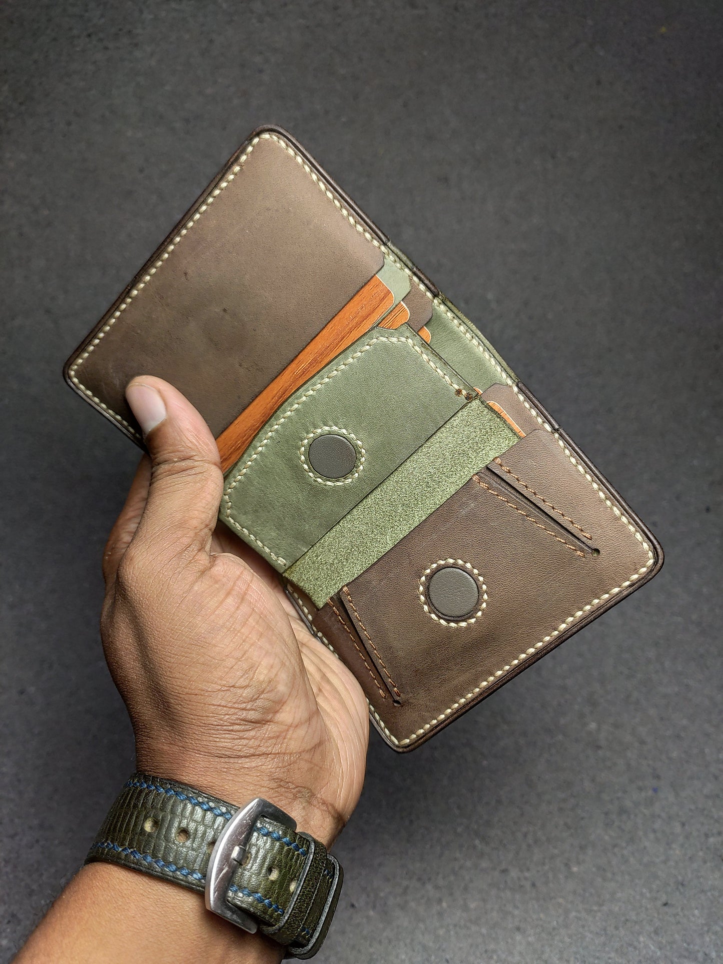 Forra — Vertical Bi-Fold Wallet (WC-V11)