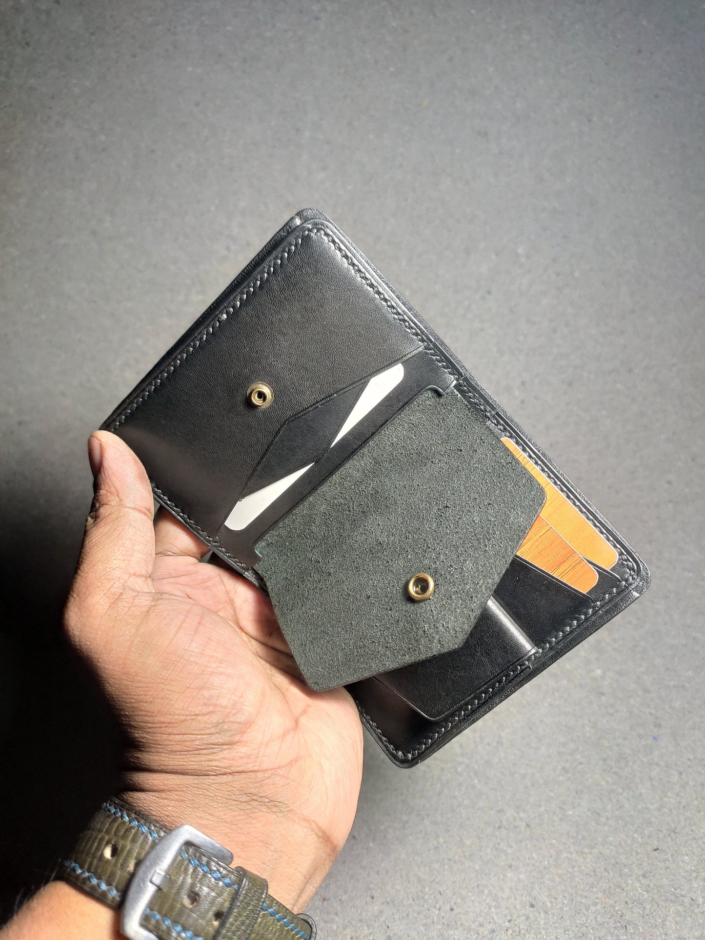 Ignis — Vertical Bi-Fold Wallet (WC-V9)