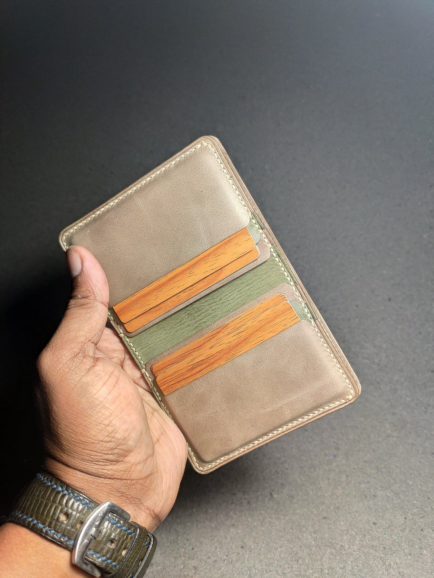 Aven — Vertical Bi-Fold Wallet (WC-V14)