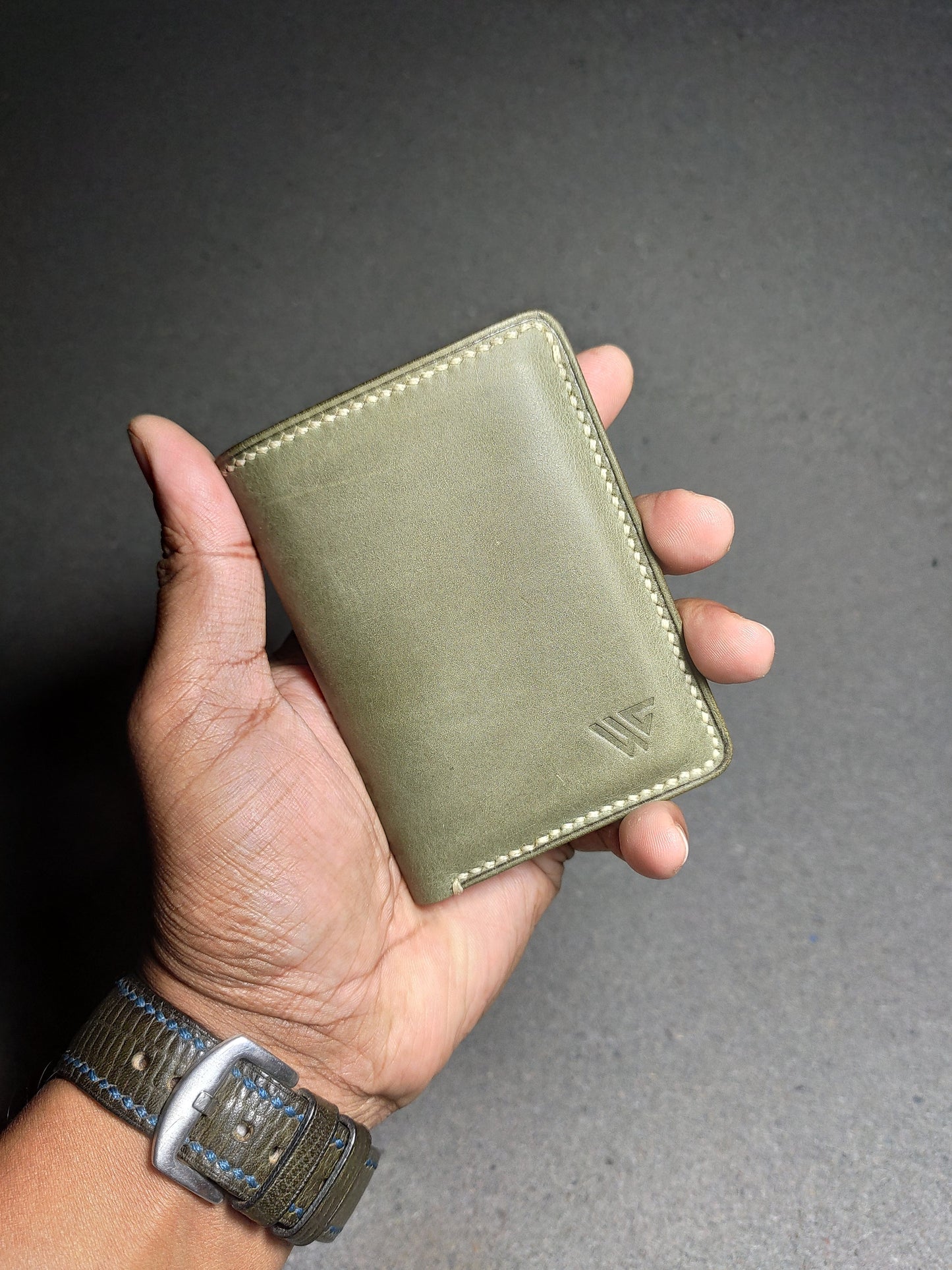 Aven — Vertical Bi-Fold Wallet (WC-V14)