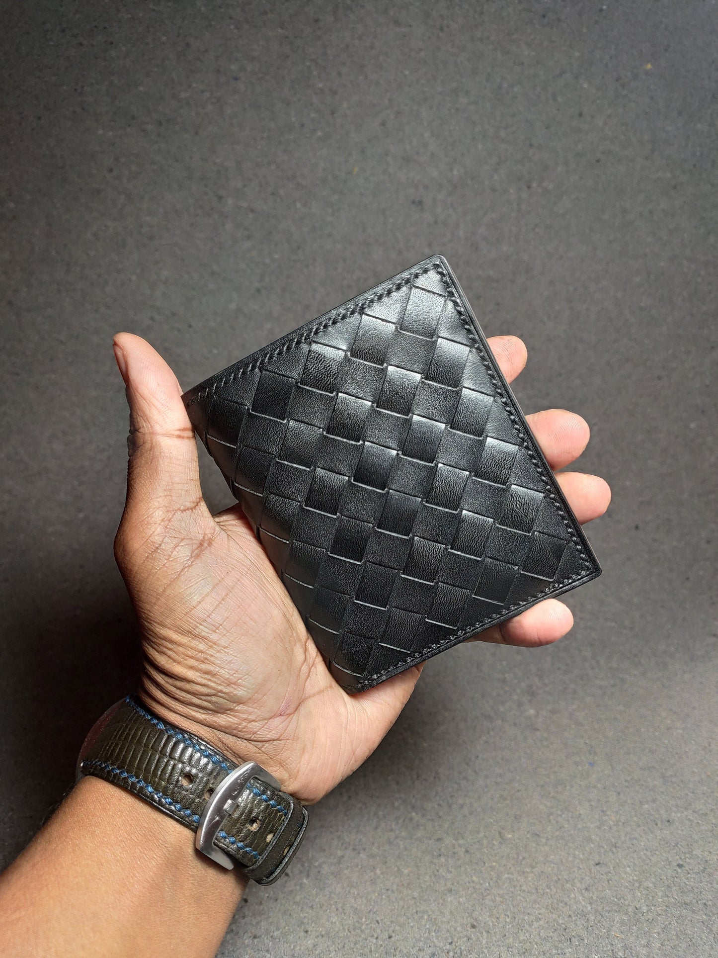 Noir Grid — Vertical Bi-Fold Wallet (WC-V5)