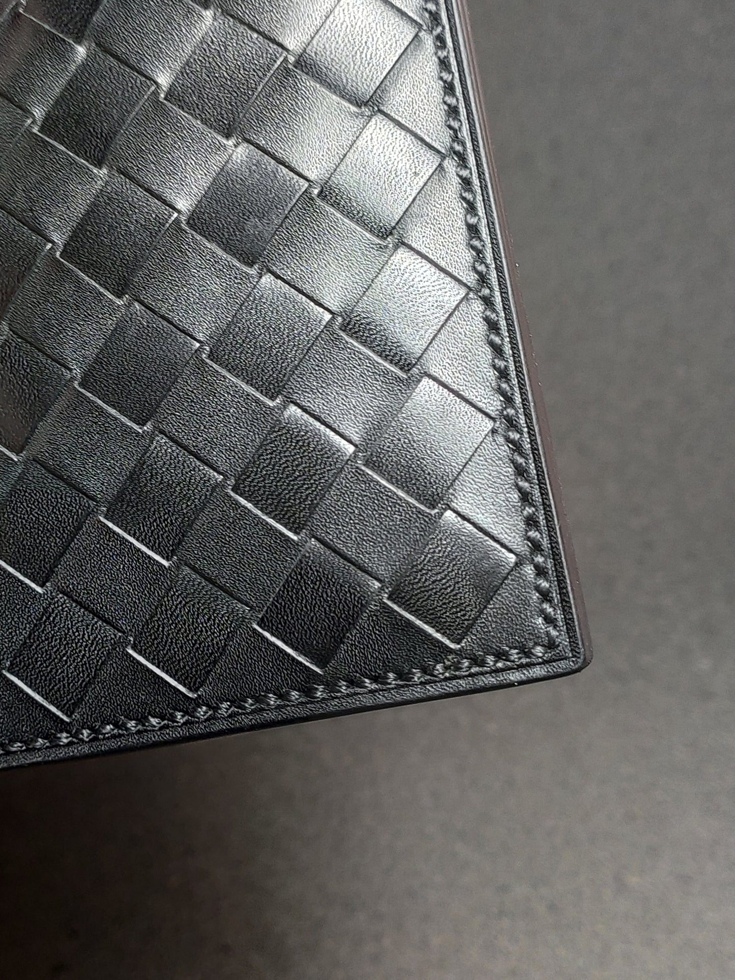 Noir Grid — Vertical Bi-Fold Wallet (WC-V5)