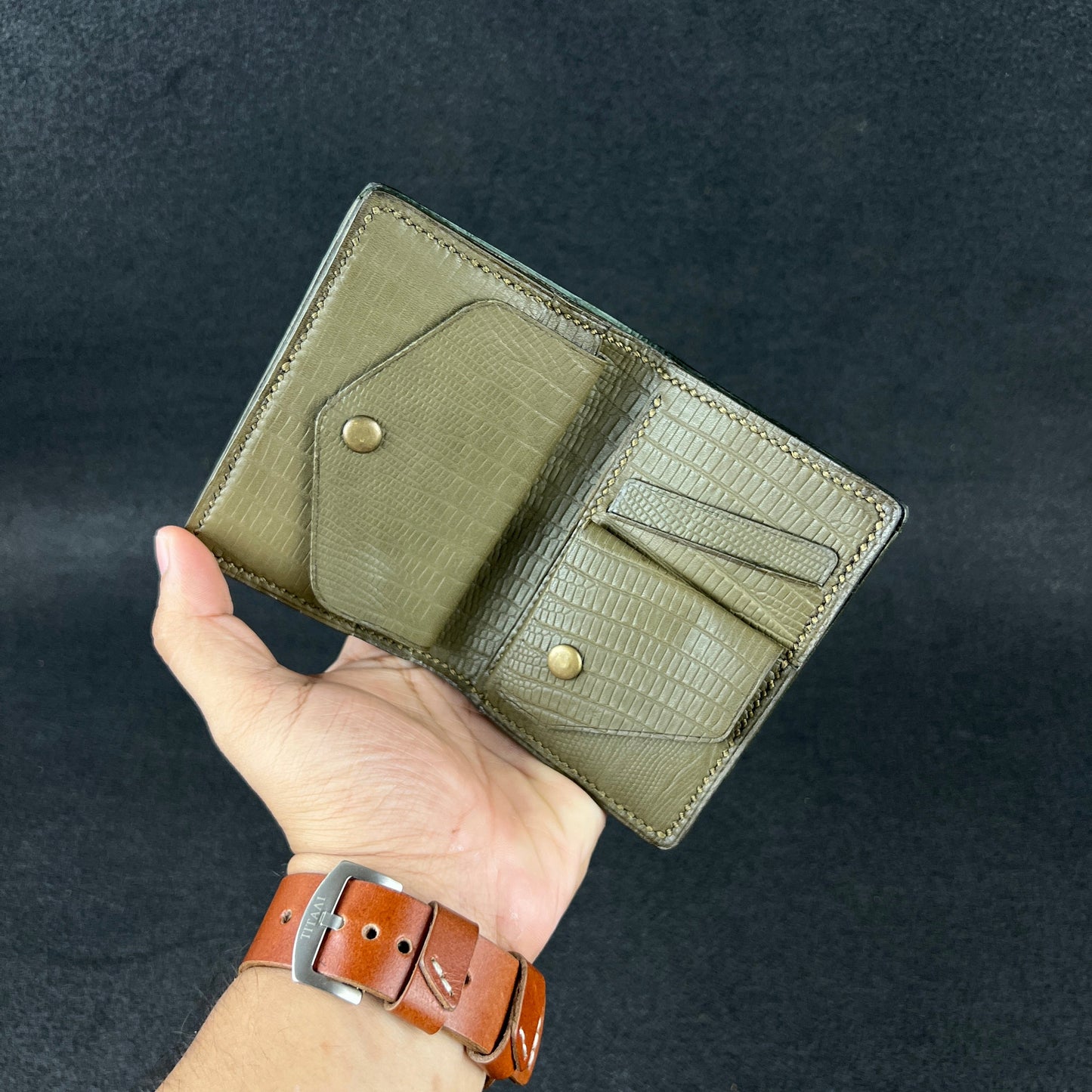Ignis — Vertical Bi-Fold Wallet (WC-V9)