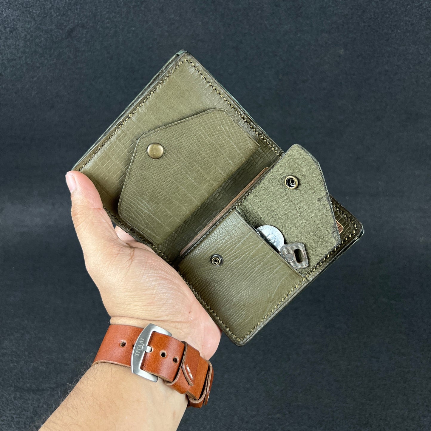 Ignis — Vertical Bi-Fold Wallet (WC-V9)