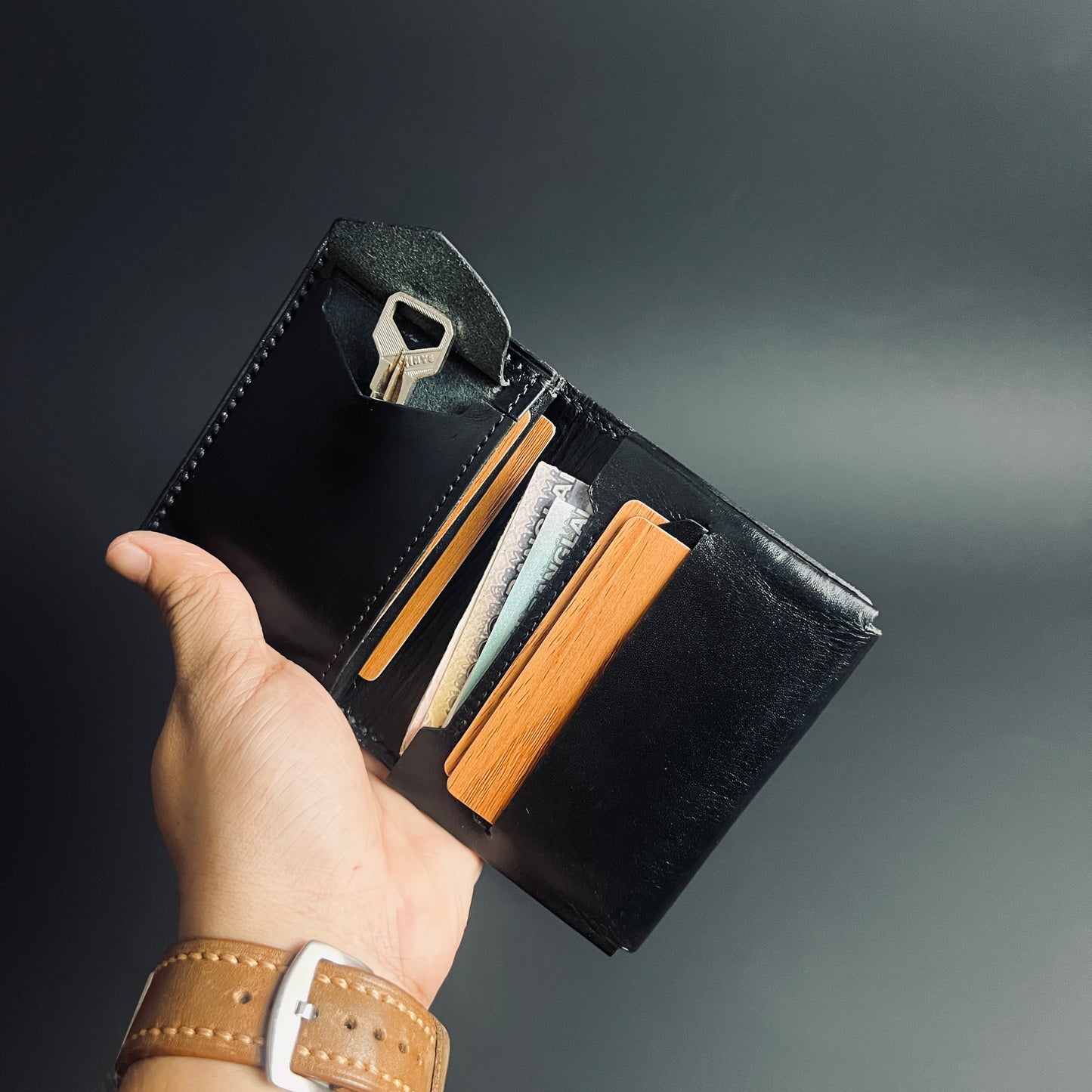 Folden  — Vertical Bi-Fold Wallet (WC-V18)